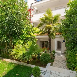 Modern Zen With Private Garden Poreč